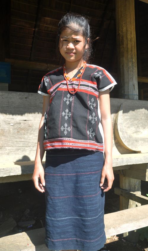 Thiếu nữ dân tộc Cơ Tu diện chiếc váy màu chàm có hoa văn gợn sóng.