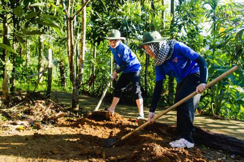 Sinh viên trường Đại học Sư Phạm tích cực xây dựng các hạng mục thắp sáng đường dân sinh tại xã Trà Leng. Ảnh: T.V