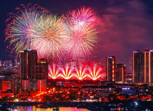 Những chuỗi pháo hoa bùng nổ ở cao độ khác nhau tạo nên bức tranh ánh sáng rực rỡ trong đêm chung kết. Ảnh: LÊ QUANG THIỆN