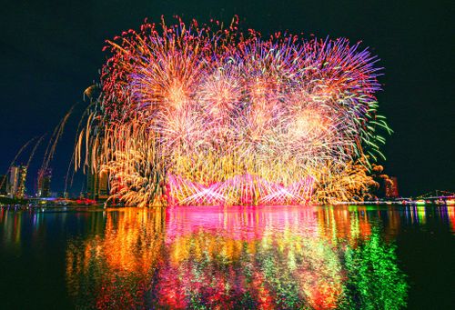 Mỗi trường đoạn pháo hoa được dàn dựng như một chương của câu chuyện, đưa khán giả đi từ những khoảnh khắc lắng đọng đến cao trào rực rỡ. Ảnh: TRƯƠNG CÔNG MINH