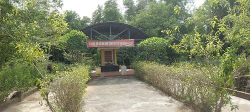 Quang cảnh bia tưởng niệm liệt sĩ trận tên lửa.