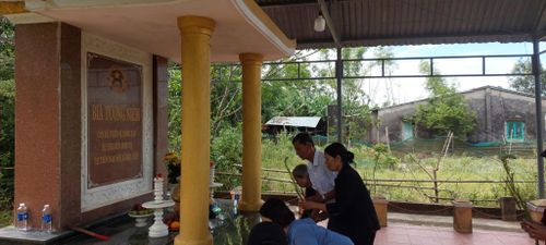 Người dân dâng hương hoa tưởng niệm liệt sĩ. Ảnh: N.H.Đ