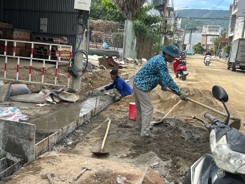 Đơn vị thi công triển khai hạng mục hệ thống thoát nước và bó vỉa trên tuyến đường Võ Duy Ninh. Ảnh: VY DŨNG