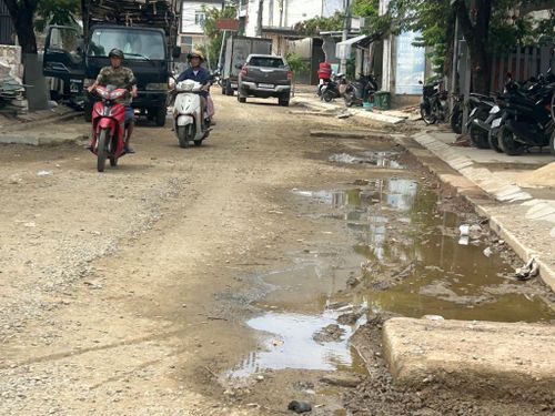 Mặt đường lầy lội sau mưa, tiềm ẩn nguy cơ mất an toàn giao thông. Ảnh: VY DŨNG