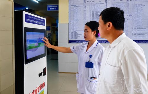 Hướng dẫn bệnh nhân sử dụng Kiosk đăng ký khám chữa bệnh tự động tại Trung tâm Y tế Điện Biên Phủ.