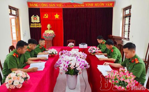 Việc đọc và cùng nhau trao đổi về những nội dung hay góp phần tạo nên môi trường học tập tích cực tại Công an xã Nậm Nèn.