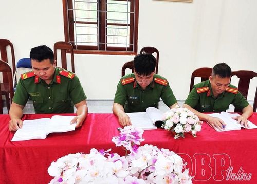 Mỗi cán bộ, chiến sĩ Công an xã Nậm Nèn dành thời gian đọc sách ít nhất ba buổi mỗi tuần.