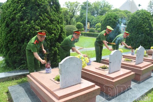 Cán bộ, chiến sĩ Đoàn công tác thắp hương tri ân các anh hùng liệt sĩ tại Nghĩa trang Liệt sĩ A1.