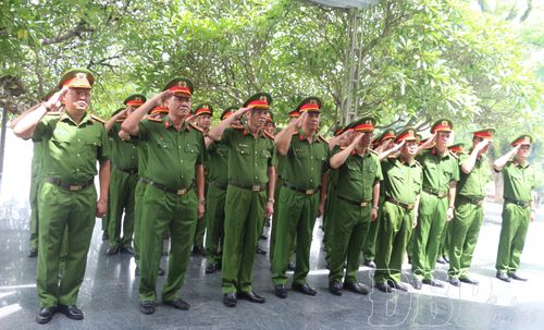 Đoàn công tác dành một phút mặc niệm thể hiện lòng biết ơn sâu sắc đối với công lao to lớn của các thế hệ cha anh.