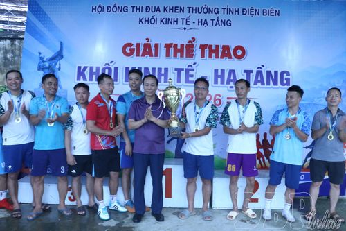 Ban tổ chức trao giải Nhất nội dung bóng đá cho đoàn Sở Nông nghiệp và Môi trường.