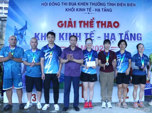 Ban tổ chức trao giải Nhì môn kéo co cho đoàn Sở Công Thương.