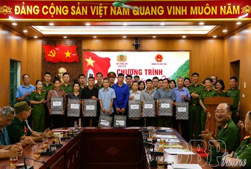 Đoàn công tác của Cục C10 trao quà tri ân cán bộ, chiến sĩ, gia đình chính sách và người có công xã Nà Tấu.