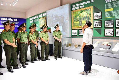 Đoàn Công an tỉnh Đồng Tháp về nguồn tại Khu Di tích Lịch sử - Văn hóa Quốc gia đặc biệt Căn cứ Trung ương Cục miền Nam. Ảnh: NHƯ Ý