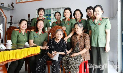 Hội Phụ nữ Cụm thi đua số 7 - Bộ Công an thăm Mẹ Việt Nam Anh hùng Trần Thị Hai. Ảnh: THANH VIỆT