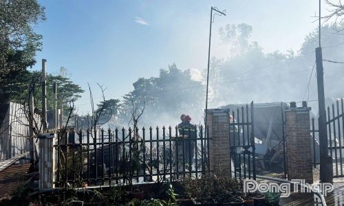 Lực lượng Phòng cháy chữa cháy và Cứu nạn cứu hộ Công an tỉnh dập tắt hoàn toàn đám cháy, tránh cháy lan sang hộ dân khác.