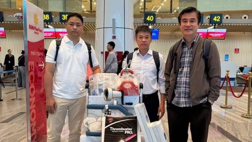 Nhóm chuyên gia của Bệnh viện Chợ Rẫy mang theo trang thiết bị hồi sức cấp cứu đến Phú Quốc.