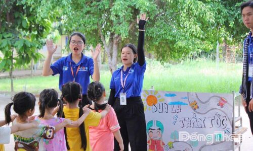 Đoàn Thanh niên - Hội đồng Đội xã Phú Hựu cùng sinh viên Trường Đại học Công nghiệp TP. Hồ Chí Minh tổ chức hoạt động “Sinh hoạt trẻ em”.