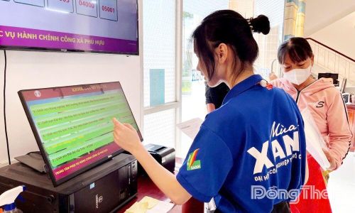 Sinh viên tình nguyện Trường Đại học Công nghiệp TP. Hồ Chí Minh hỗ trợ người dân tiếp cận công nghệ tại Trung tâm phục vụ Hành chính công xã Phú Hựu.