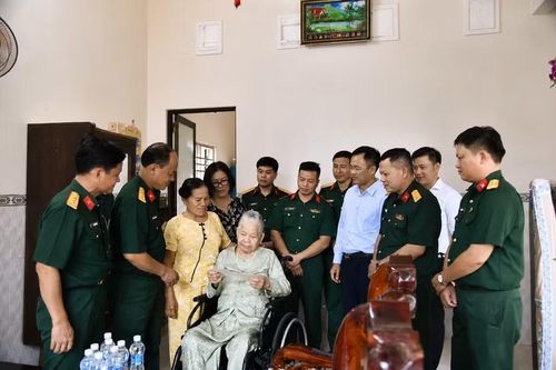 Đoàn công tác Sư đoàn 3 đến thăm Má Nhương. Ảnh: H.P