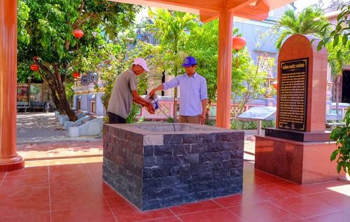 Giếng cổ trong khuôn viên di tích chùa Bà đã được chỉnh trang, trở thành điểm nhấn phục vụ khách tham quan. Ảnh: N.N