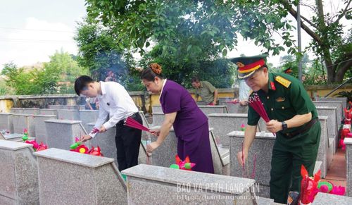 Các đại biểu dâng hương tại phần mộ các anh hùng liệt sĩ