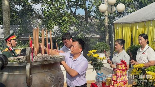 Các đại biểu dâng hương tại buổi lễ