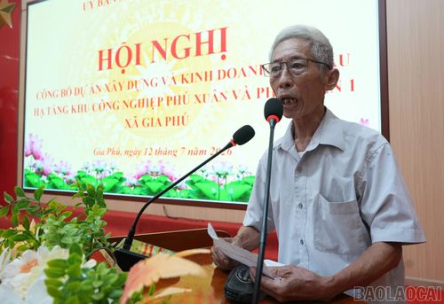 Ông Hoàng Văn Sinh thôn Hùng Xuân 1 hộ dân ảnh hưởng GPMB dự án phát biểu tại hội nghị.