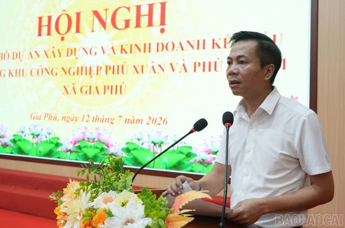 Ông Phạm Anh Hùng - Phó Giám đốc Ban Quản lý dự án Đầu tư xây dựng phường Lào Cai thông tin chính sách liên quan đến công tác bồi thường hỗ trợ tái định cư thuộc phạm vi dự án.