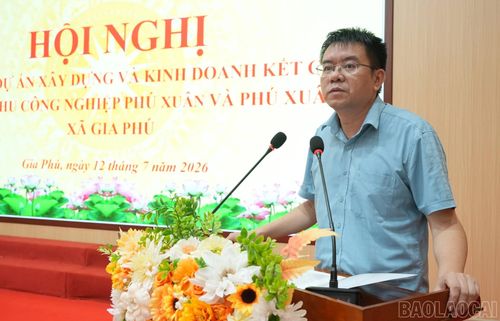 Đồng chí Nguyễn Đức Bình - Chủ tịch UBND xã Gia Phú phát biểu tại hội nghị.