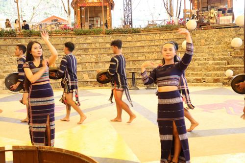 Các buổi biểu diễn văn hóa cồng chiêng giúp các bạn trẻ người dân tộc ở phường Lang Biang - Đà Lạt có nguồn thu nhập ổn định, lan tỏa nét đẹp của văn hóa truyền thống đến mọi người