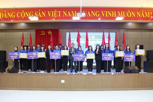 Ban Tổ chức trao quà động viên các đội hình tình nguyện