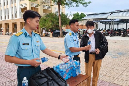Cán bộ, đoàn viên Đoàn cơ sở Trung đoàn 920 tham gia tiếp sức mùa thi tại Trường THPT Phan Bội Châu - Phan Thiết năm 2026