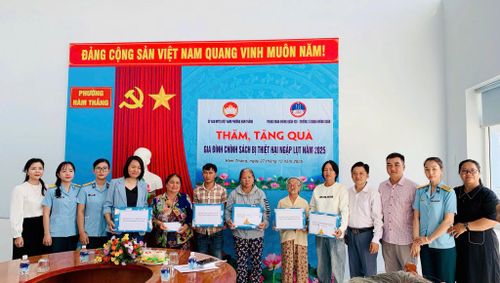 Trung đoàn 920 thăm, tặng quà các gia đình bị ảnh hưởng do mưa lũ tại phường Hàm Thắng, tỉnh Lâm Đồng năm 2025
