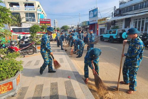 Đoàn cơ sở Trung đoàn tham gia tổng dọn vệ sinh các trục đường trên địa bàn phường Mũi Né, tỉnh Lâm Đồng