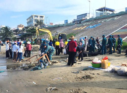 Cán bộ, chiến sĩ Trung đoàn 920 chung tay làm sạch Làng chài Mũi Né, phường Mũi Né