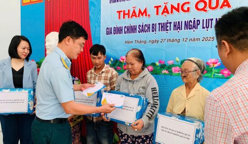 Trung đoàn 920 thăm, tặng quà các gia đình bị ảnh hưởng do mưa lũ tại phường Hàm Tiến, tỉnh Lâm Đồng năm 2025
