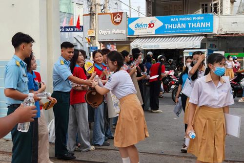 Cán bộ, đoàn viên Đoàn cơ sở Trung đoàn tham gia tiếp sức mùa thi tại Trường THPT Phan Bội Châu - Phan Thiết năm 2026