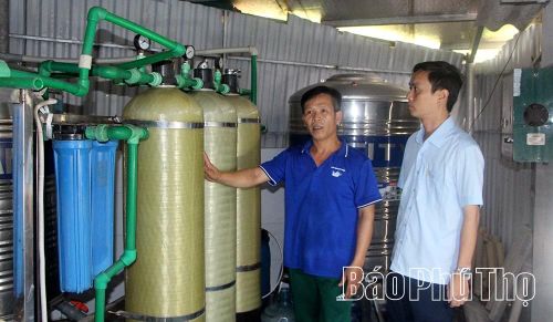 Dây chuyền xử lý nước được khép kín từ lọc thô đến lọc tinh khiết giúp loại bỏ tạp chất, bảo đảm chất lượng sản phẩm trước khi đóng chai.