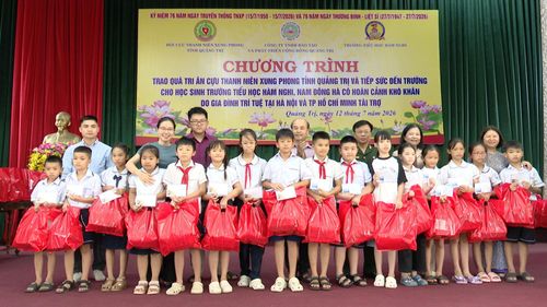 Ban Tổ chức trao quà tặng các em học sinh có hoàn cảnh khó khăn vươn lên trong học tập - Ảnh: P.Đ