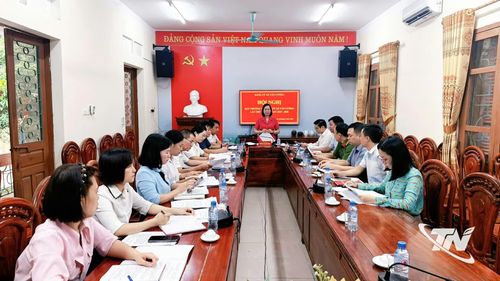 Ban Thường vụ Đảng ủy xã Tân Cương thảo luận các giải pháp lãnh đạo, chỉ đạo thực hiện Đề án phát triển tổ chức đảng, đảng viên trong hợp tác xã.