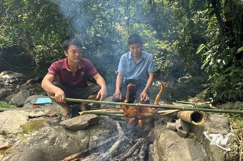 Món gà nướng được chế biến tại điểm du lịch cộng đồng ở Bản Đôn.