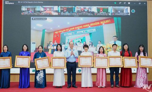 Các tập thể, cá nhân được biểu dương, khen thưởng tại Hội nghị.