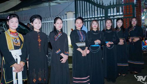Phụ nữ dân tộc Thái đen trong trang phục truyền thống tại Chợ đêm.