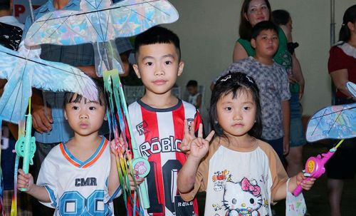 Các em nhỏ tại Chợ đêm văn hóa xã Tràng Xá.