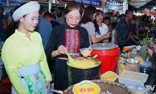 Mèn mén - món ăn truyền thống của đồng bào dân tộc Mông, được giới thiệu tới ngời dân và du khách.