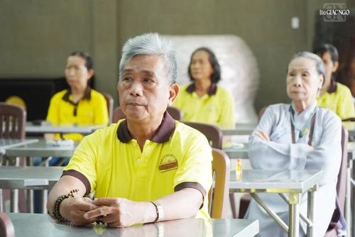 Phật tử tham gia khóa tu