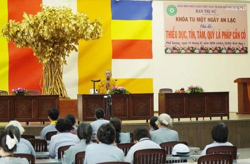 Thượng tọa Thích Minh Nhựt thuyết giảng thời pháp thoại thứ 2 tại khóa tu Ngày an lạc