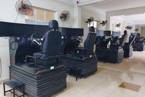 Dù bỏ thi mô phỏng, học viên vẫn phải học cabin để thi chứng chỉ (Ảnh: Hoàng Lam).
