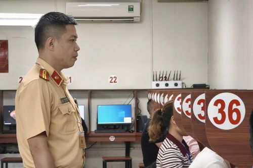 Cán bộ Đội Sát hạch, cấp giấy phép lái xe cơ giới đường bộ, Phòng CSGT Hà Nội giám sát kỳ thi (Ảnh: Hoàng Lam).