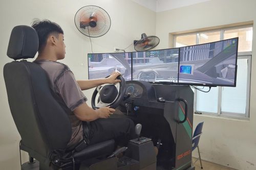 Học viên học cabin tại Trung tâm Giáo dục nghề nghiệp và đào tạo lái xe thuộc Trường Đại học Phòng cháy chữa cháy, TP Hà Nội (Ảnh: Hoàng Lam).
